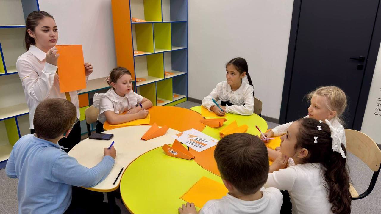 Акция «СВОих не бросаем» снова объединила школьников Черкесска Акция «СВОих не бросаем» снова объединила школьников Черкесска