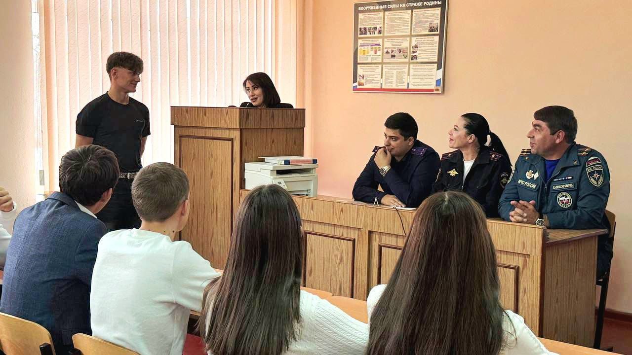 В Технологическом колледже г. Черкесска было проведено необычное профилактическое мероприятие - «Краш-курс» по предупреждению нарушений ПДД среди несовершеннолетних, участниками которого стали более 60 учащихся В Технологическом колледже г. Черкесска было проведено необычное профилактическое мероприятие - «Краш-курс» по предупреждению нарушений ПДД среди несовершеннолетних, участниками которого стали более 60 учащихся