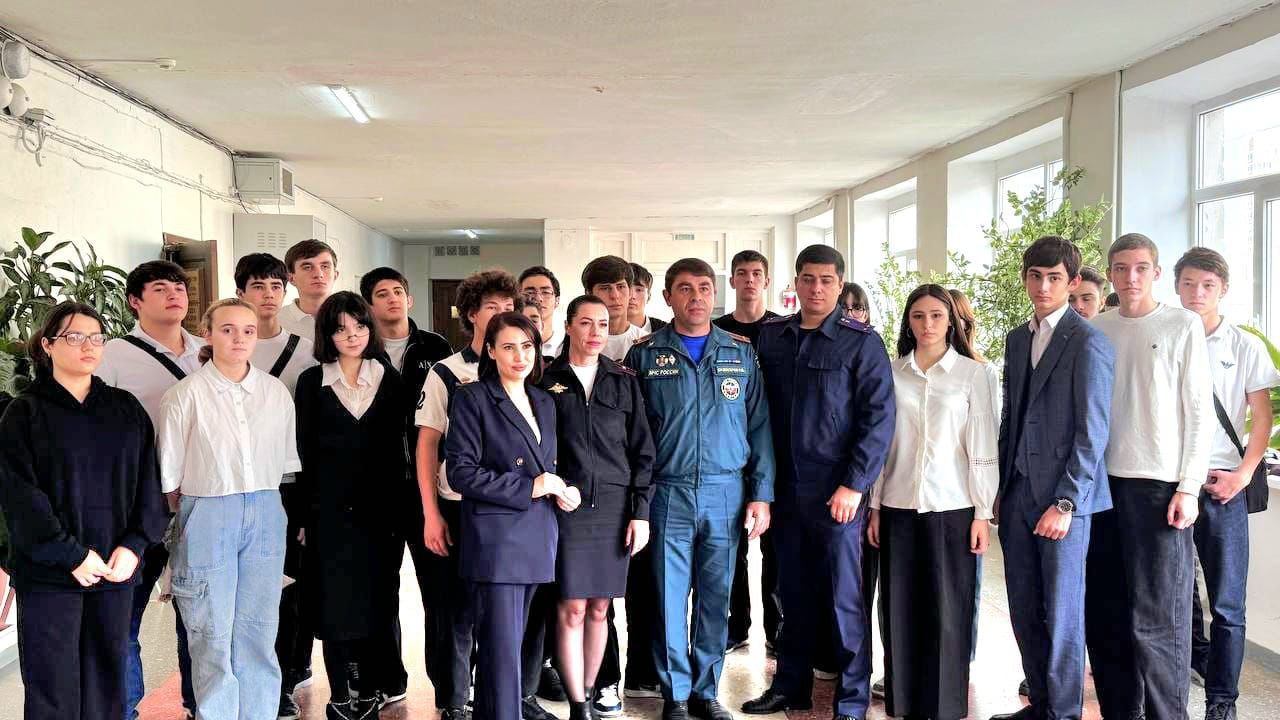 В Технологическом колледже г. Черкесска было проведено необычное профилактическое мероприятие - «Краш-курс» по предупреждению нарушений ПДД среди несовершеннолетних, участниками которого стали более 60 учащихся