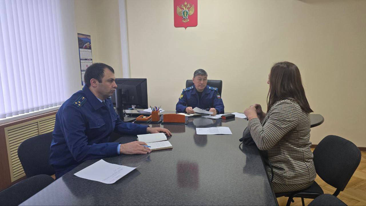 Состоялся выездной личный прием жителей Абазинского и Хабезского районов первым заместителем прокурора Карачаево-Черкесской Республики Саналом Бахниковым Состоялся выездной личный прием жителей Абазинского и Хабезского районов первым заместителем прокурора Карачаево-Черкесской Республики Саналом Бахниковым