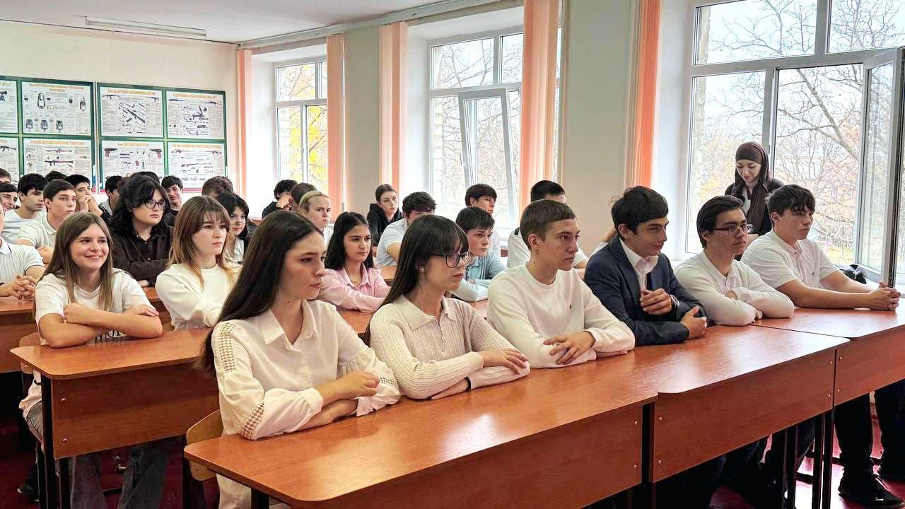 В Технологическом колледже г. Черкесска было проведено необычное профилактическое мероприятие - «Краш-курс» по предупреждению нарушений ПДД среди несовершеннолетних, участниками которого стали более 60 учащихся В Технологическом колледже г. Черкесска было проведено необычное профилактическое мероприятие - «Краш-курс» по предупреждению нарушений ПДД среди несовершеннолетних, участниками которого стали более 60 учащихся