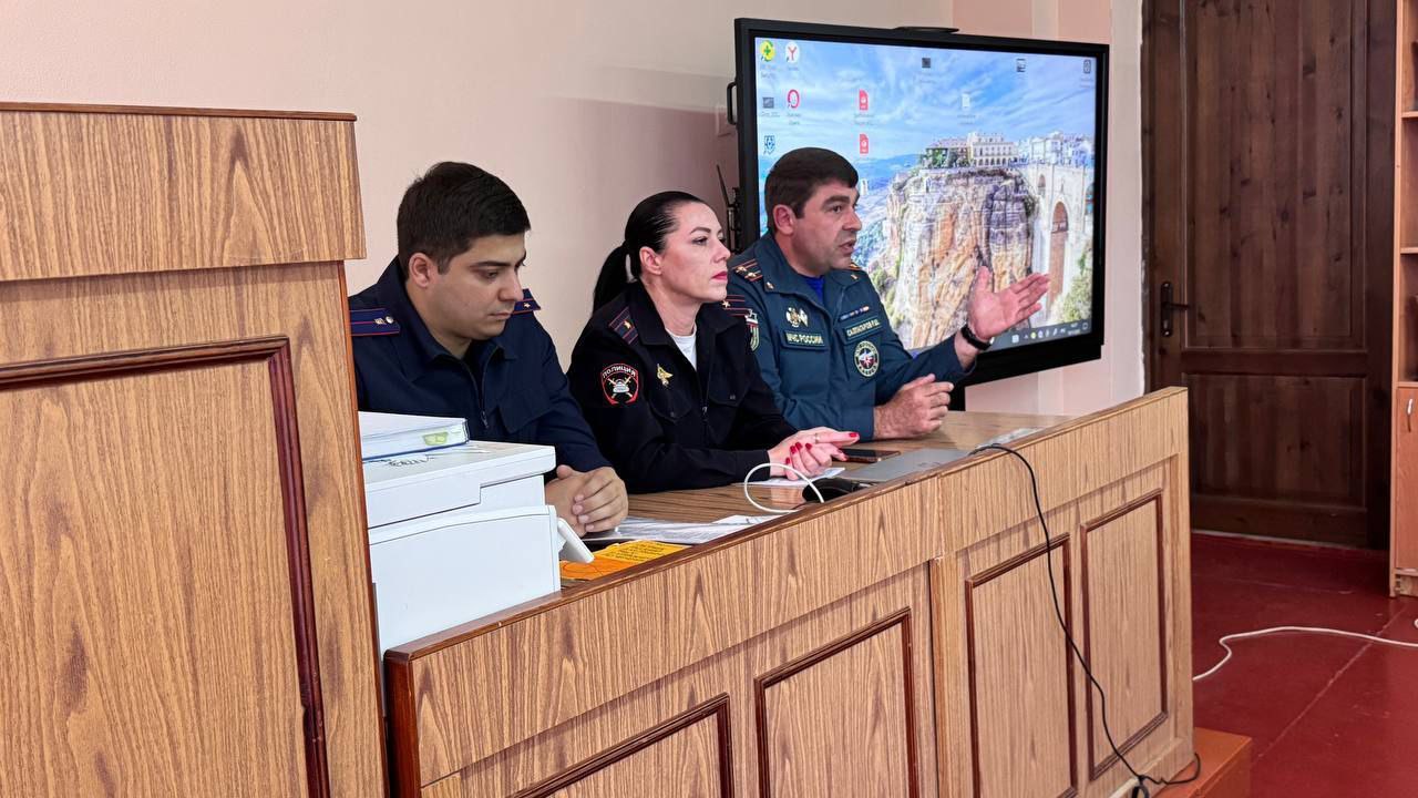 В Технологическом колледже г. Черкесска было проведено необычное профилактическое мероприятие - «Краш-курс» по предупреждению нарушений ПДД среди несовершеннолетних, участниками которого стали более 60 учащихся В Технологическом колледже г. Черкесска было проведено необычное профилактическое мероприятие - «Краш-курс» по предупреждению нарушений ПДД среди несовершеннолетних, участниками которого стали более 60 учащихся