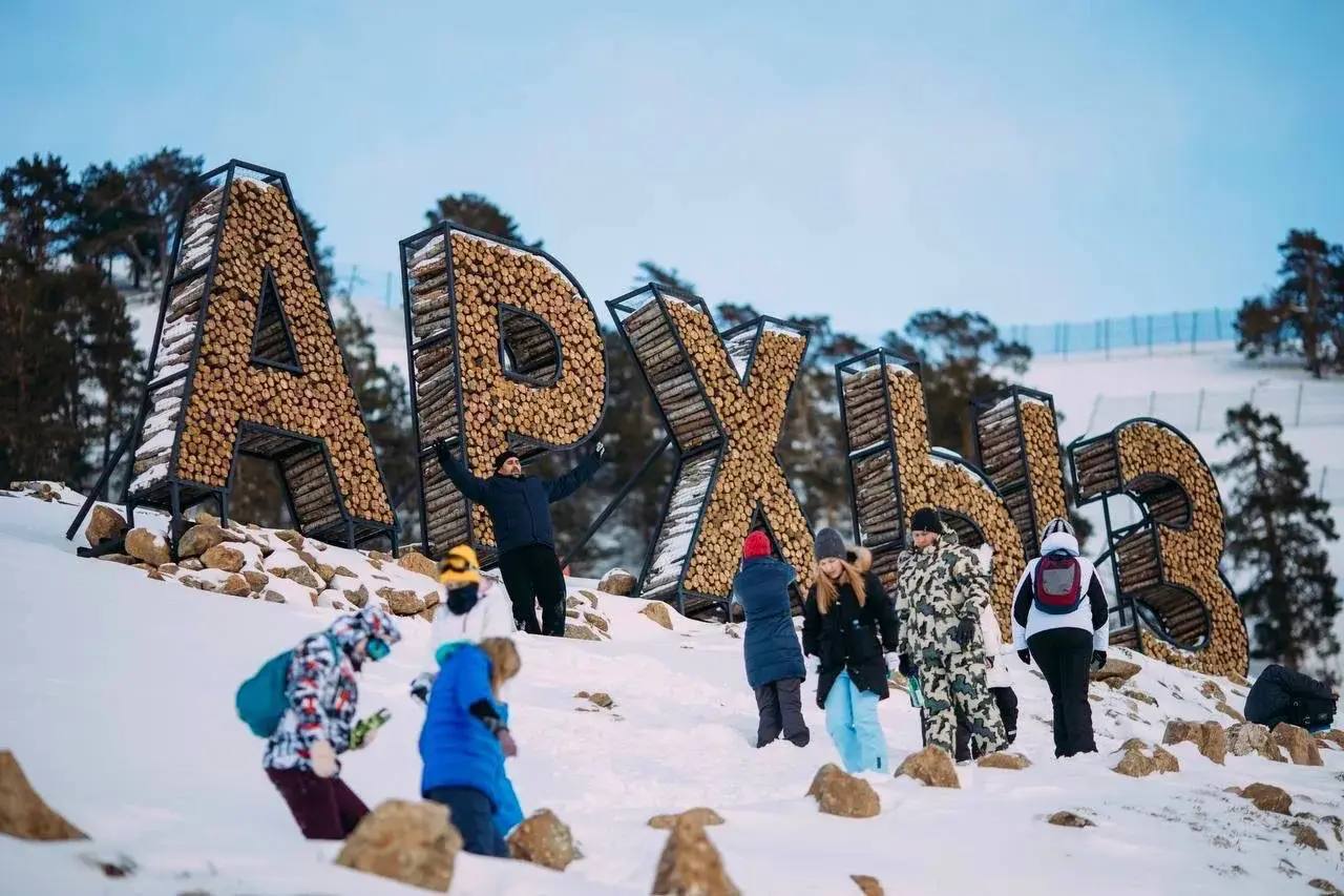 В этом году «Архыз» во второй раз стал победителем главной номинации лучших из лучших в индустрии горнолыжного отдыха - победителей IV национальной премии «Горы России» В этом году «Архыз» во второй раз стал победителем главной номинации лучших из лучших в индустрии горнолыжного отдыха - победителей IV национальной премии «Горы России»