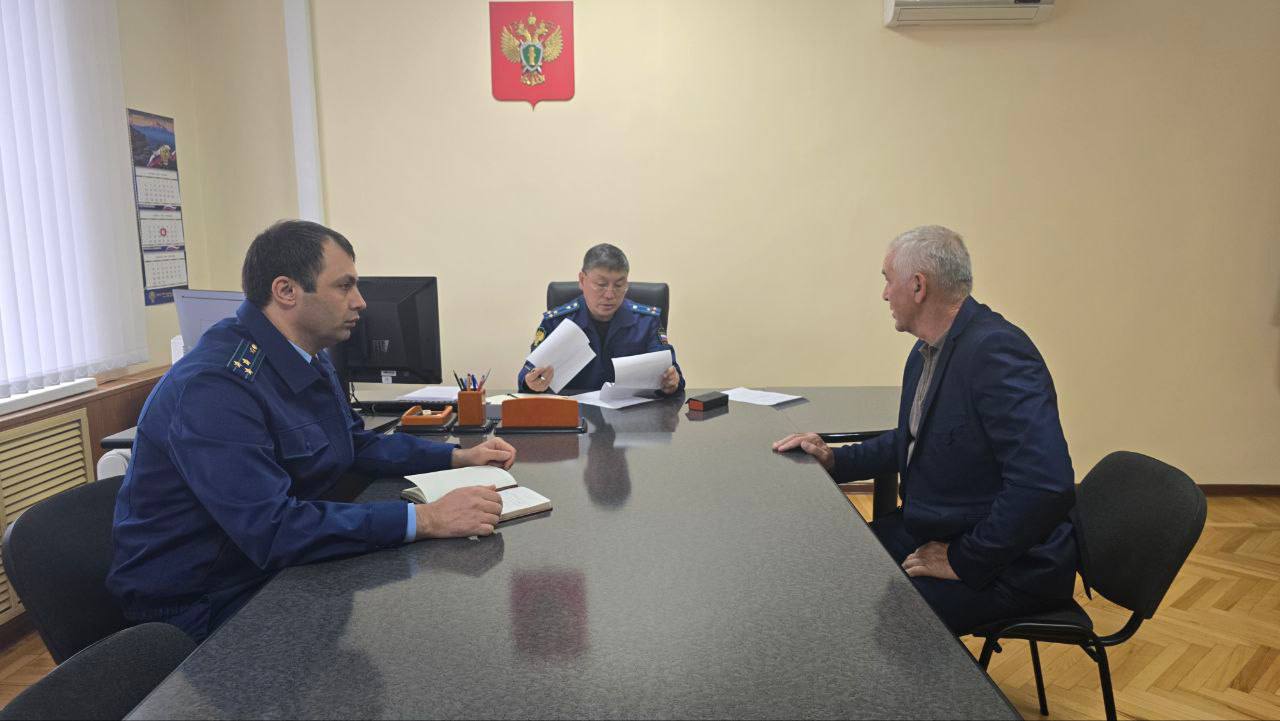 Состоялся выездной личный прием жителей Абазинского и Хабезского районов первым заместителем прокурора Карачаево-Черкесской Республики Саналом Бахниковым Состоялся выездной личный прием жителей Абазинского и Хабезского районов первым заместителем прокурора Карачаево-Черкесской Республики Саналом Бахниковым