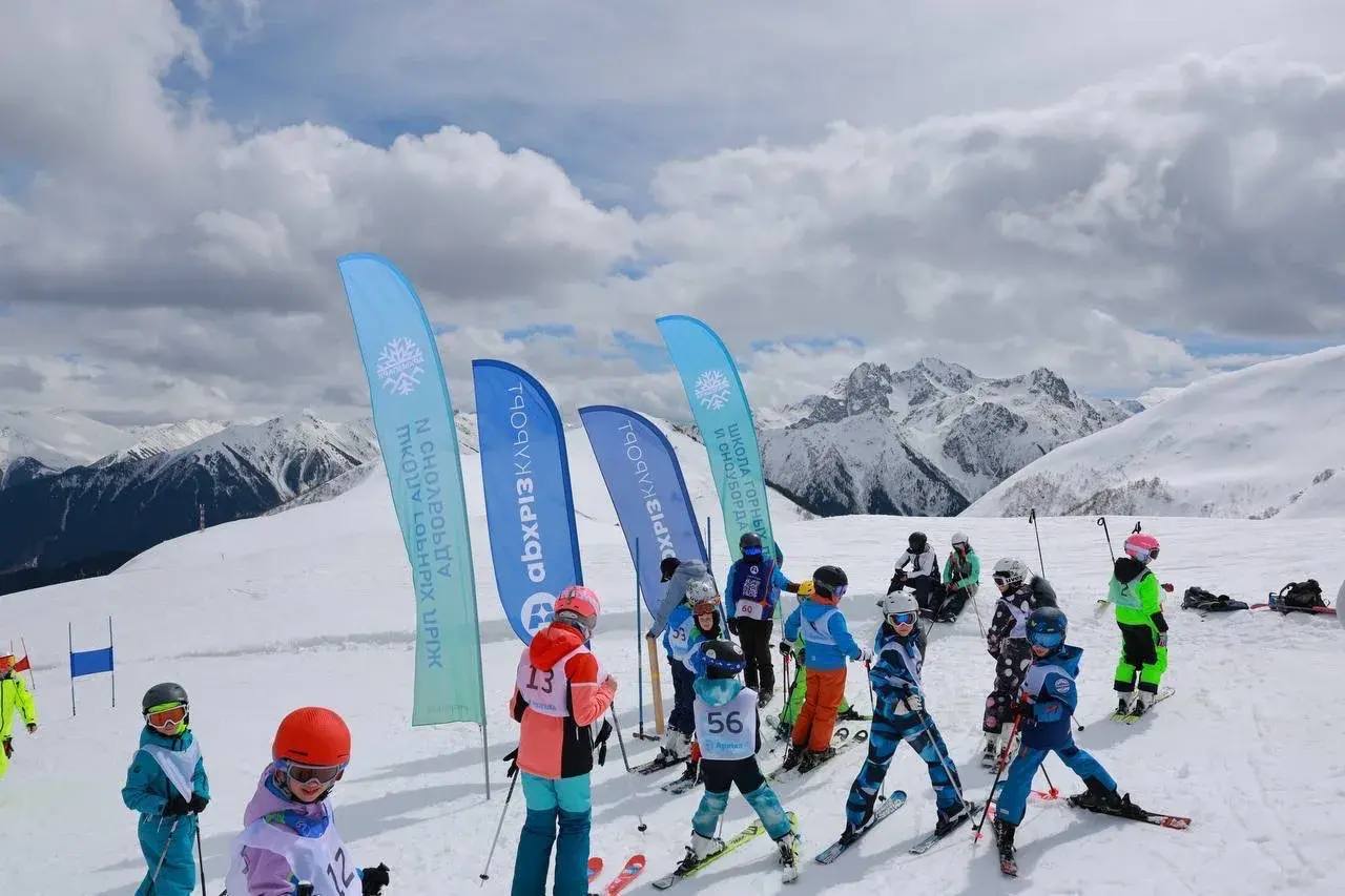 В этом году «Архыз» во второй раз стал победителем главной номинации лучших из лучших в индустрии горнолыжного отдыха - победителей IV национальной премии «Горы России» В этом году «Архыз» во второй раз стал победителем главной номинации лучших из лучших в индустрии горнолыжного отдыха - победителей IV национальной премии «Горы России»