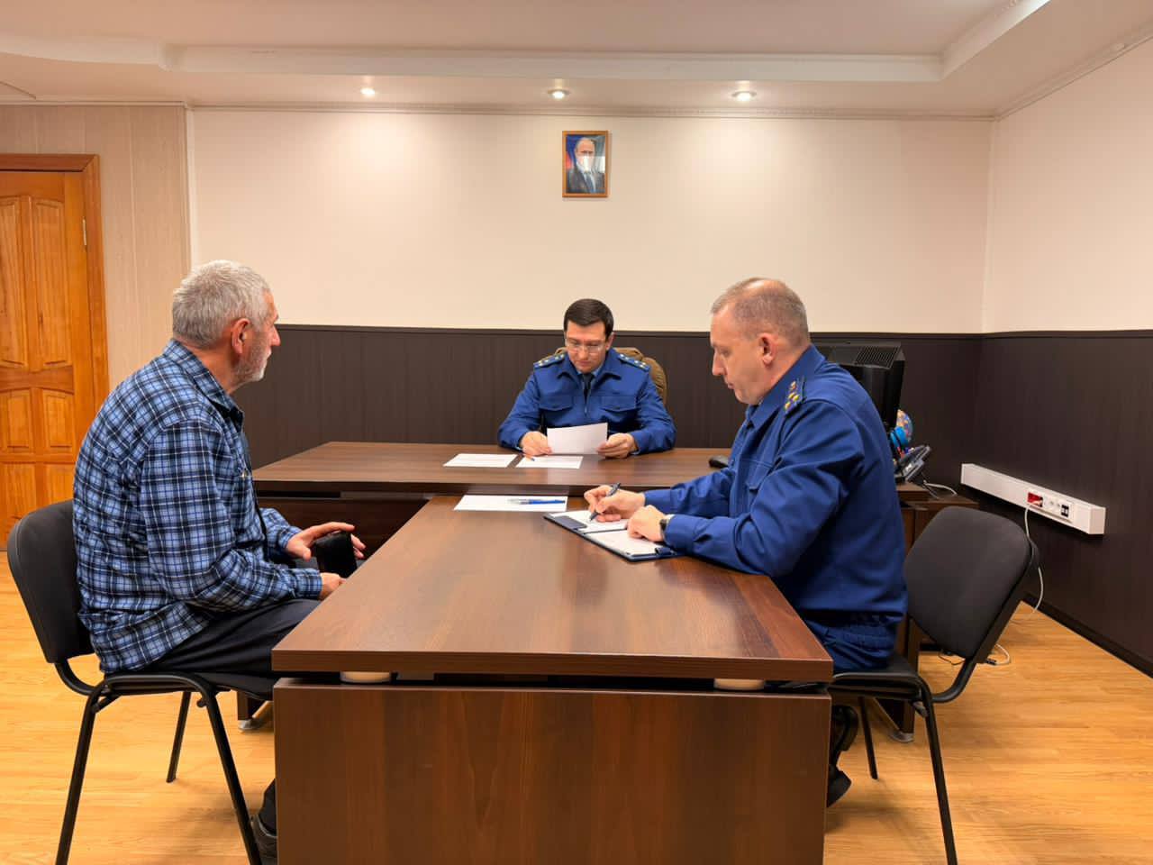 Заместитель прокурора Карачаево-Черкесской Республики Аслан Докшоков встретился с жителями Зеленчукского района Заместитель прокурора Карачаево-Черкесской Республики Аслан Докшоков встретился с жителями Зеленчукского района
