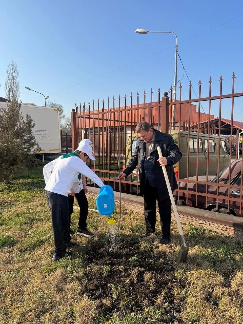В Черкесске высадили 80 деревьев в честь 80-летия Победы В Черкесске высадили 80 деревьев в честь 80-летия Победы