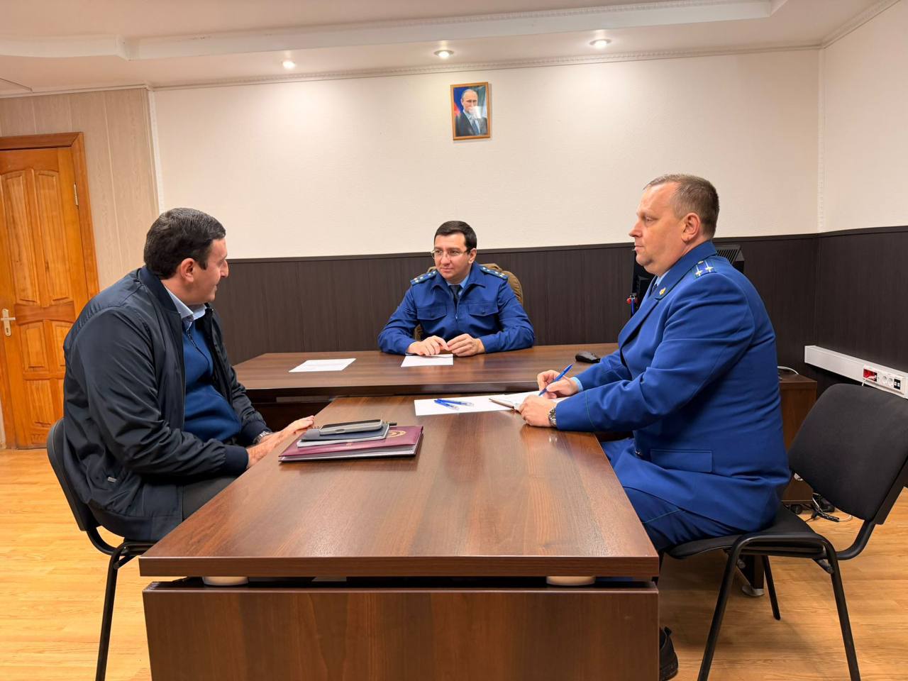 Заместитель прокурора Карачаево-Черкесской Республики Аслан Докшоков встретился с жителями Зеленчукского района Заместитель прокурора Карачаево-Черкесской Республики Аслан Докшоков встретился с жителями Зеленчукского района