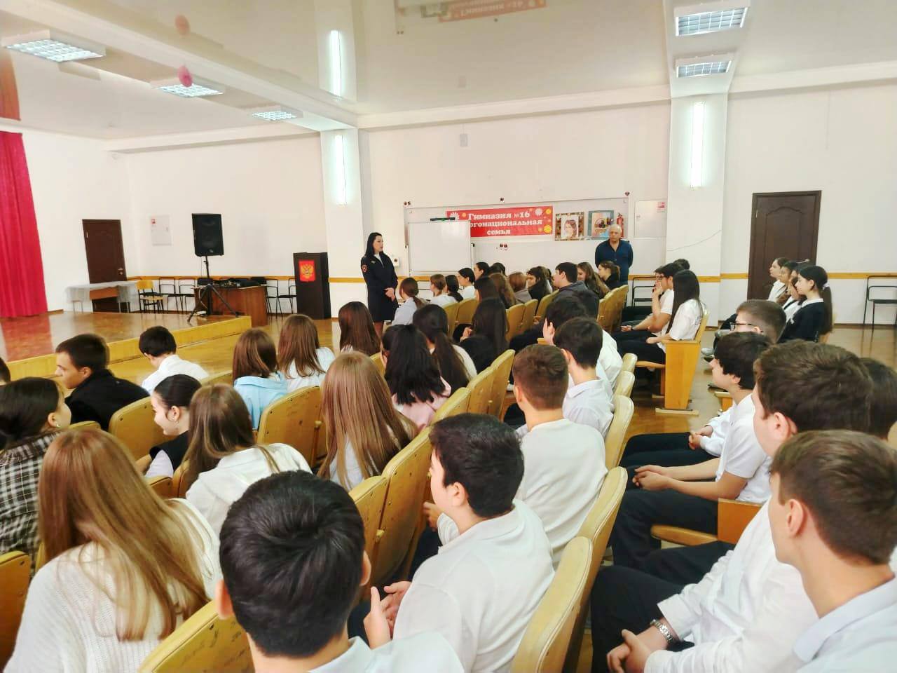 В целях снижения дорожно-транспортных происшествий с участием несовершеннолетних водителей автоинспекторы Отдела МВД России по г. Черкесску провели профилактические беседы с учащимися 9-х классов гимназии № 16 г. Черкесска