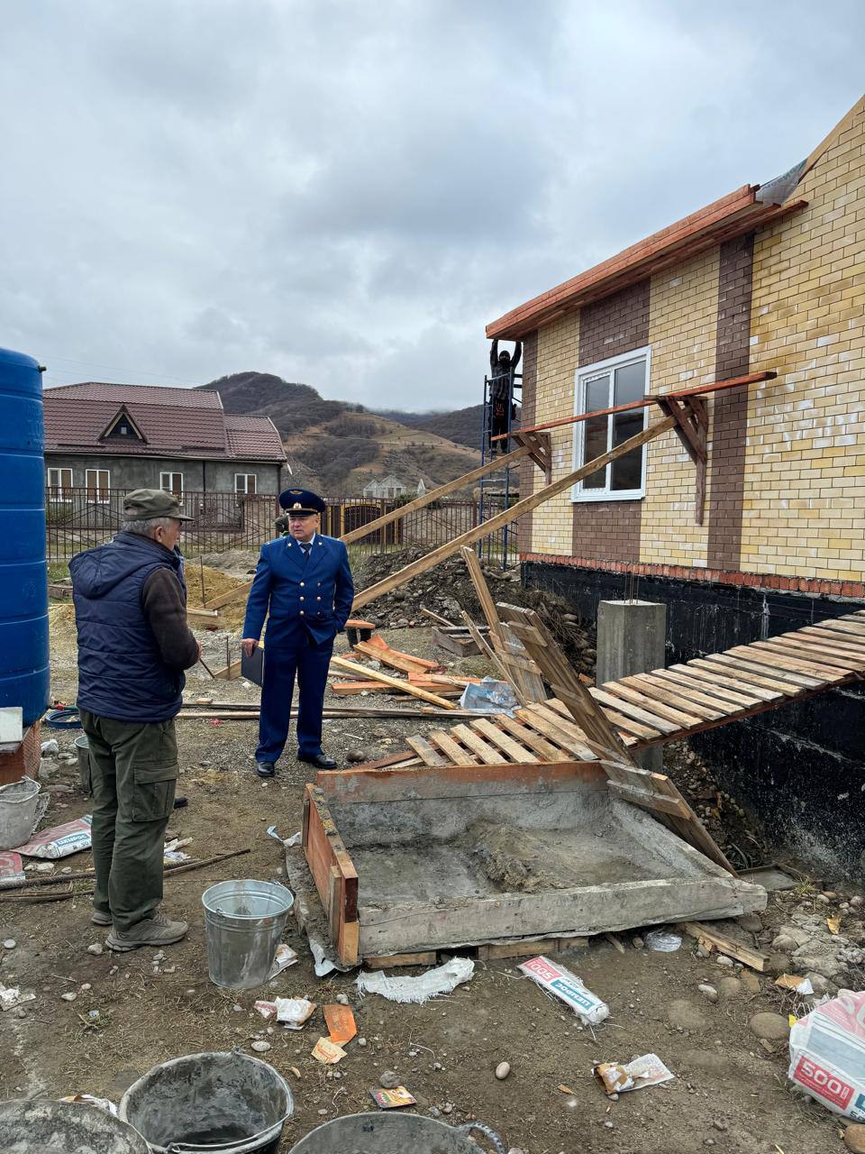 Прокурор Карачаевского района проверил ход строительства фельдшерско-акушерских пунктов