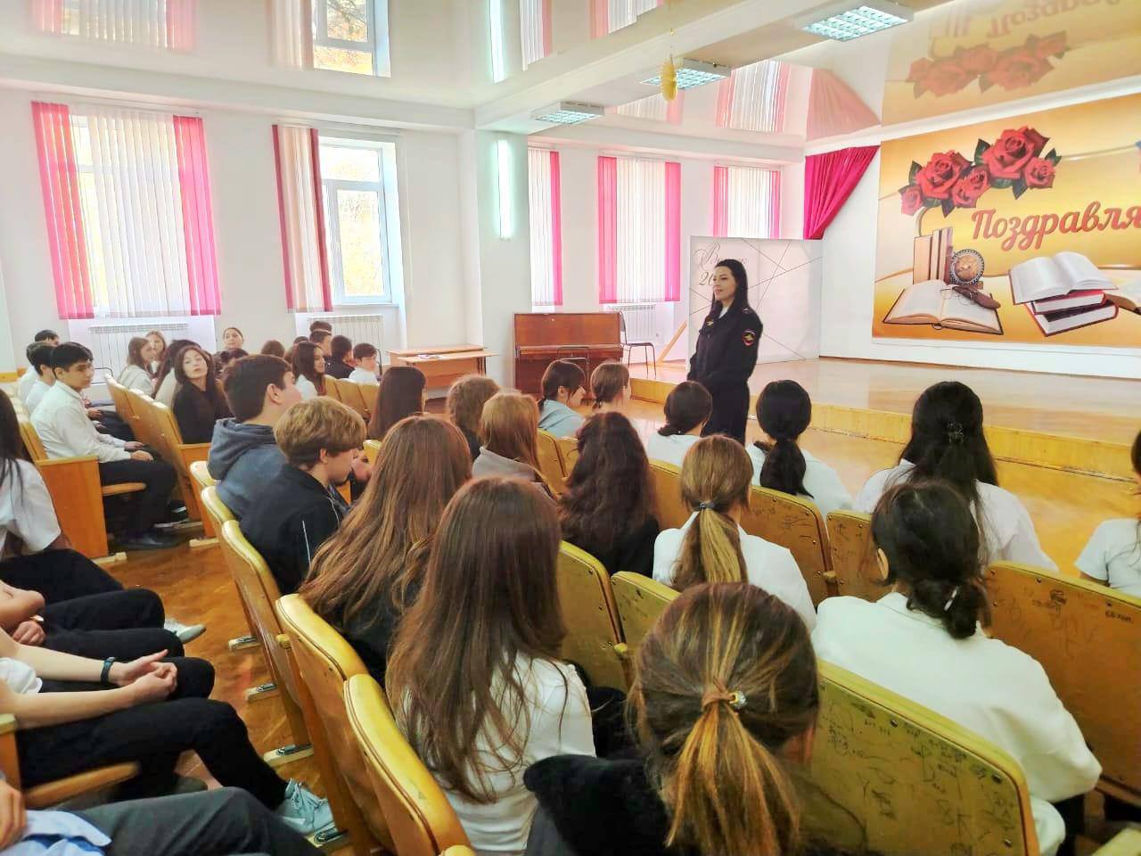 В целях снижения дорожно-транспортных происшествий с участием несовершеннолетних водителей автоинспекторы Отдела МВД России по г. Черкесску провели профилактические беседы с учащимися 9-х классов гимназии № 16 г. Черкесска В целях снижения дорожно-транспортных происшествий с участием несовершеннолетних водителей автоинспекторы Отдела МВД России по г. Черкесску провели профилактические беседы с учащимися 9-х классов гимназии № 16 г. Черкесска