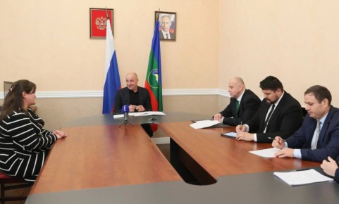 Глава КЧР Рашид Темрезов провел прием граждан в приемной Президента РФ Владимира Путина в региона