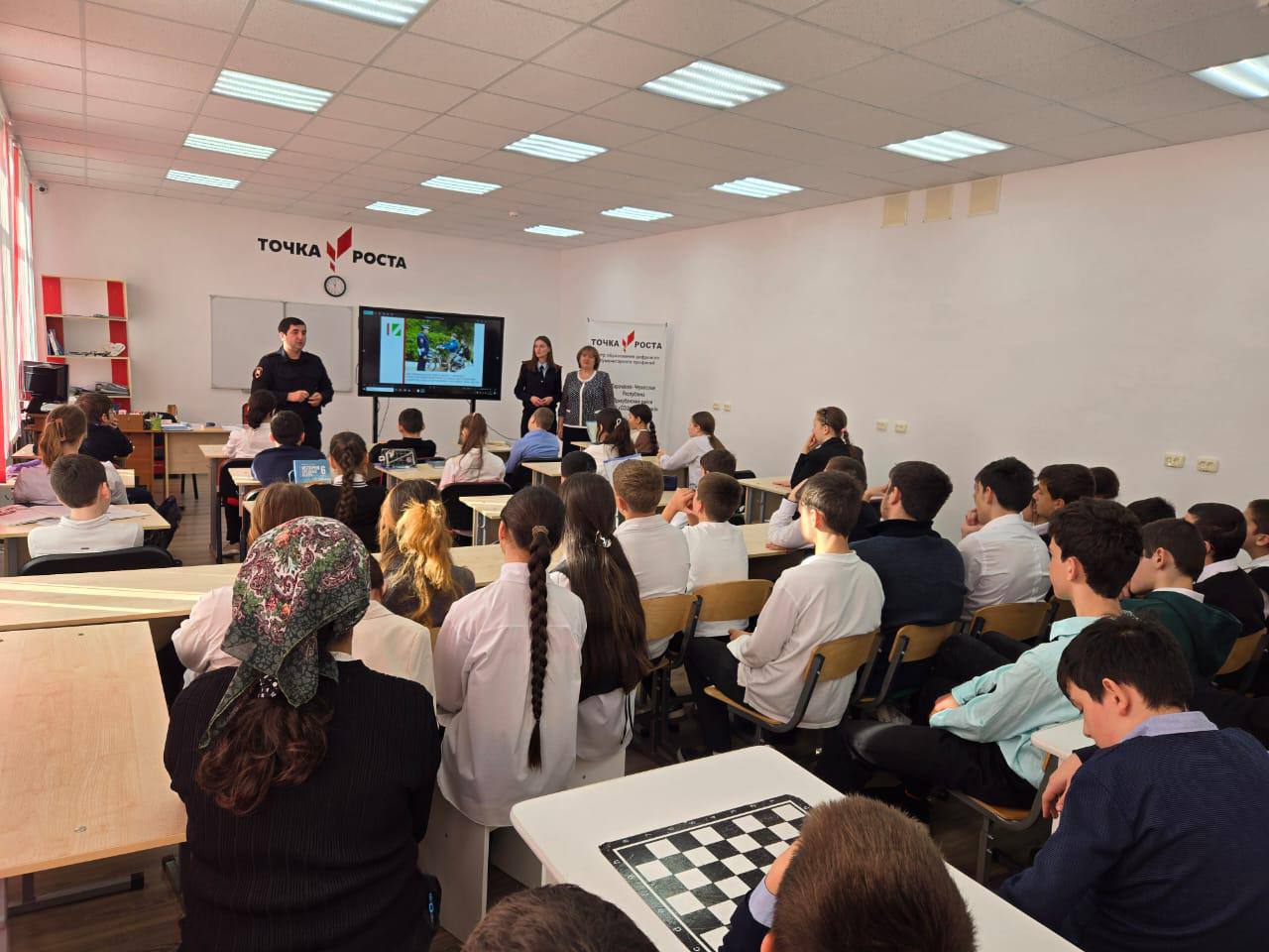 Сотрудники Госавтоинспекции Отдела МВД России по Прикубанскому району посетили МБОУ «СОШ п. Майский», где для учащихся старших классов был проведен «Краш-курс»