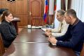 Руководитель администрации Прикубанского района Ахмат Семенов встретился с Лаурой Урусовой, женой мобилизованного участника СВО Даулета Урусова, который сейчас проходит реабилитацию после ранения
