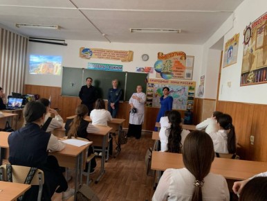 Сотрудник Госавтоинспекции Отдела МВД России по Усть-Джегутинскому району совместно с дознавателем ОНДиПР по Усть-Джегутинскому району провели «Краш-курс» по безопасности дорожного движения в общеобразовательной школе № 3 г....