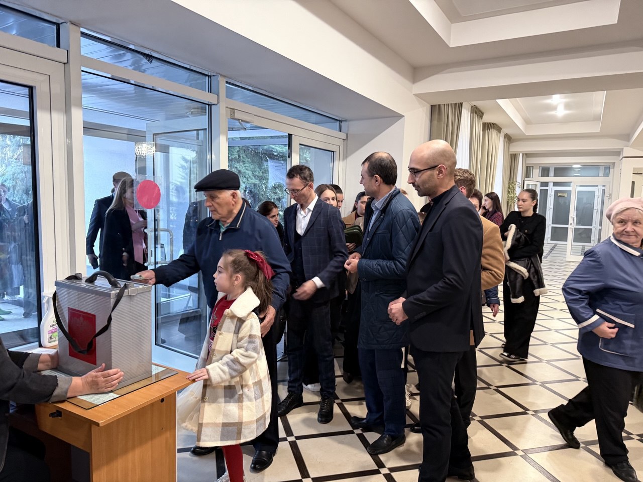 Сегодня по всей Карачаево-Черкесии в рамках всероссийской акции #МыВместе и при поддержке Регионального штаба по оказанию помощи военнослужащим и членам их семей при Главе КЧР Рашиде Темрезове проходят благотворительные...