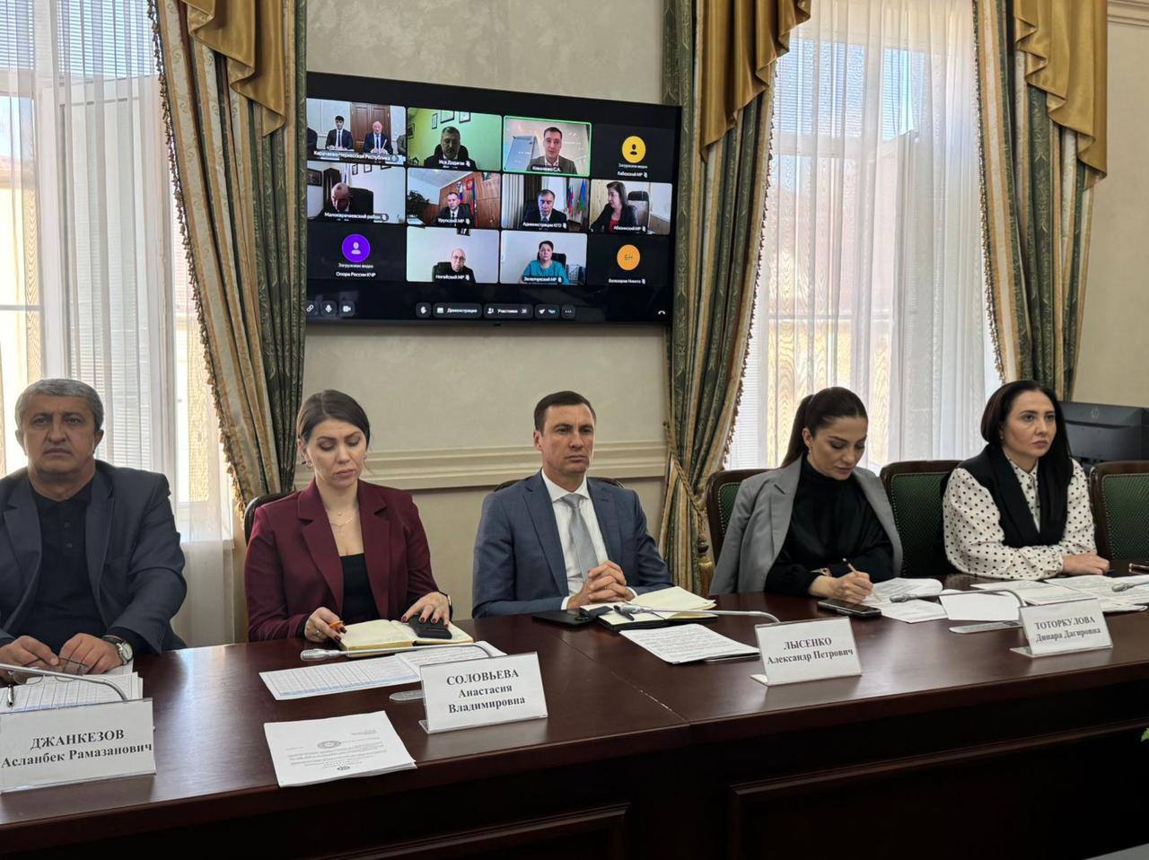 В КЧР разрабатывают «дорожную карту» для улучшения условий бизнеса В КЧР разрабатывают «дорожную карту» для улучшения условий бизнеса