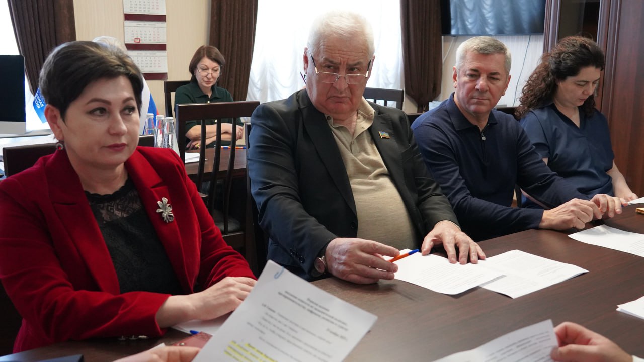 Под председательством Алексея Ганшина парламентарии и приглашенные обсудили вопросы предстоящей сессии Под председательством Алексея Ганшина парламентарии и приглашенные обсудили вопросы предстоящей сессии