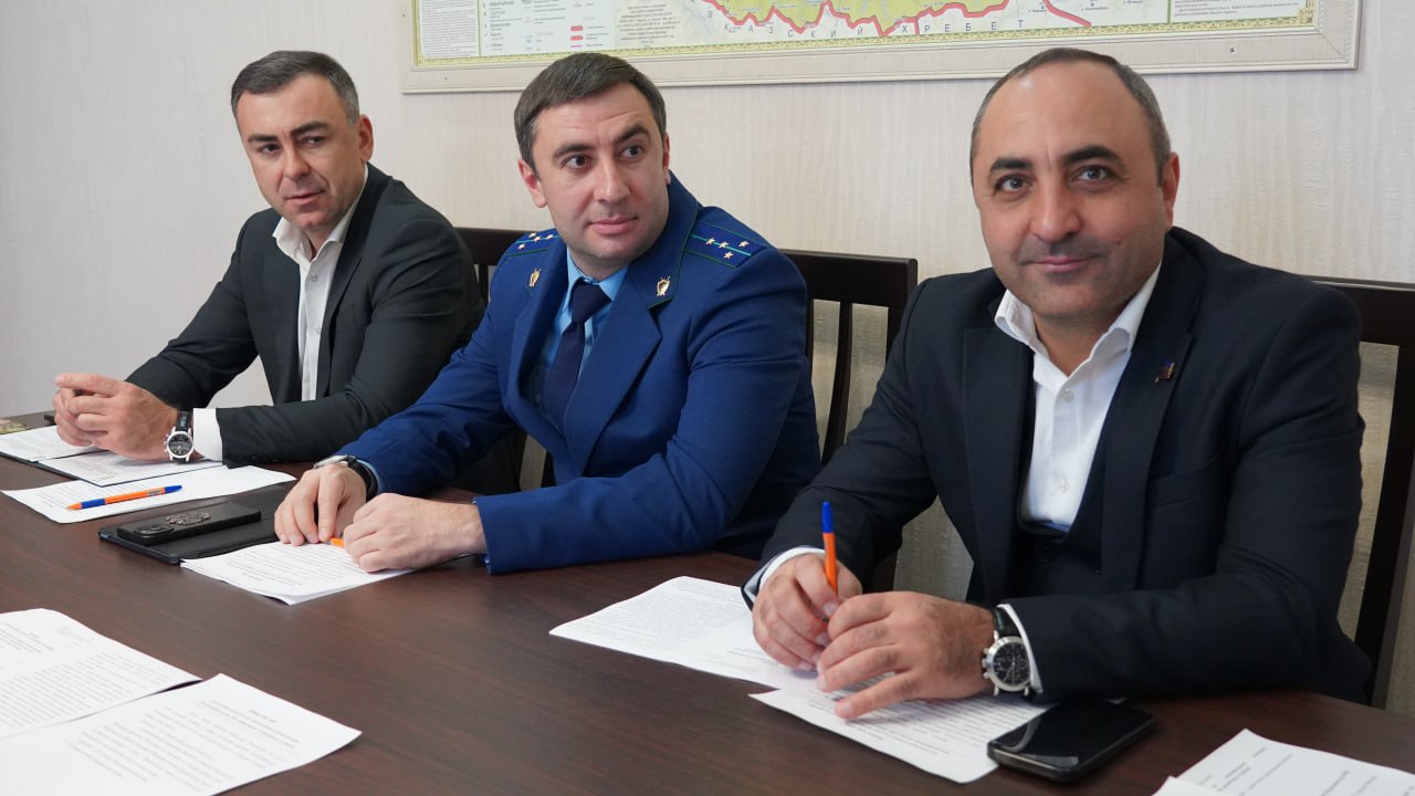 Под председательством Алексея Ганшина парламентарии и приглашенные обсудили вопросы предстоящей сессии Под председательством Алексея Ганшина парламентарии и приглашенные обсудили вопросы предстоящей сессии