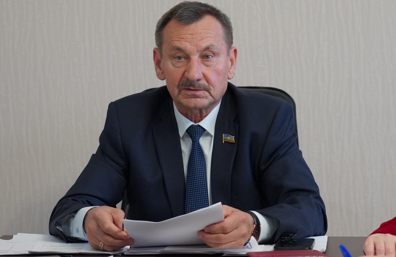 Под председательством Алексея Ганшина парламентарии и приглашенные обсудили вопросы предстоящей сессии