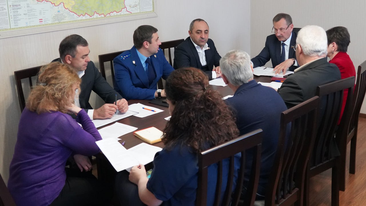 Под председательством Алексея Ганшина парламентарии и приглашенные обсудили вопросы предстоящей сессии Под председательством Алексея Ганшина парламентарии и приглашенные обсудили вопросы предстоящей сессии