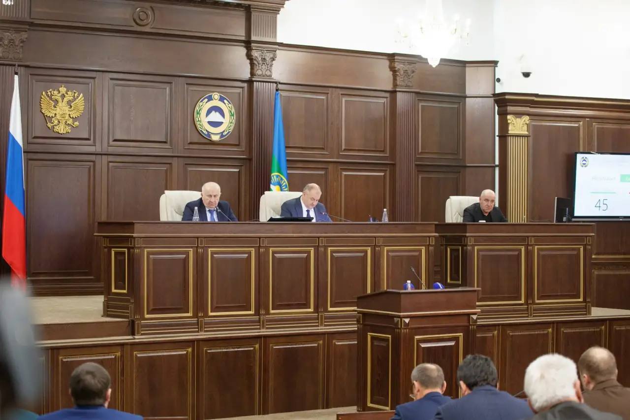Глава Карачаево-Черкесии Рашид Темрезов принял участие очередная 16-й сессии Парламента КЧР