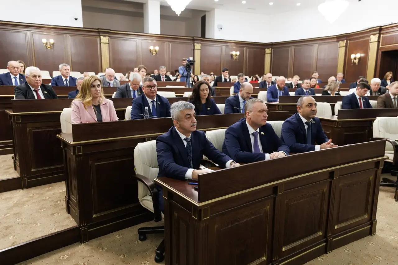 Глава Карачаево-Черкесии Рашид Темрезов принял участие очередная 16-й сессии Парламента КЧР Глава Карачаево-Черкесии Рашид Темрезов принял участие очередная 16-й сессии Парламента КЧР