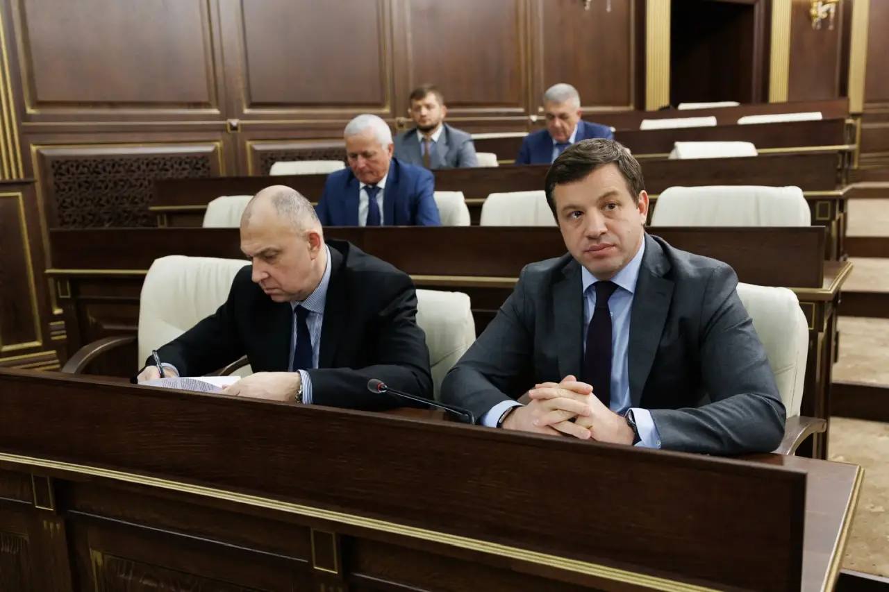 Глава Карачаево-Черкесии Рашид Темрезов принял участие очередная 16-й сессии Парламента КЧР Глава Карачаево-Черкесии Рашид Темрезов принял участие очередная 16-й сессии Парламента КЧР