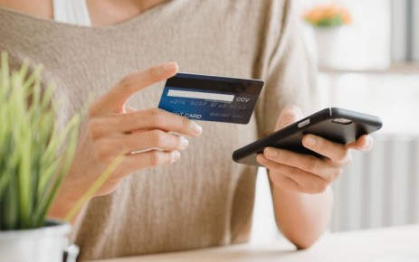 Как правильно переводить деньги друзьям: важные нюансы и ошибки