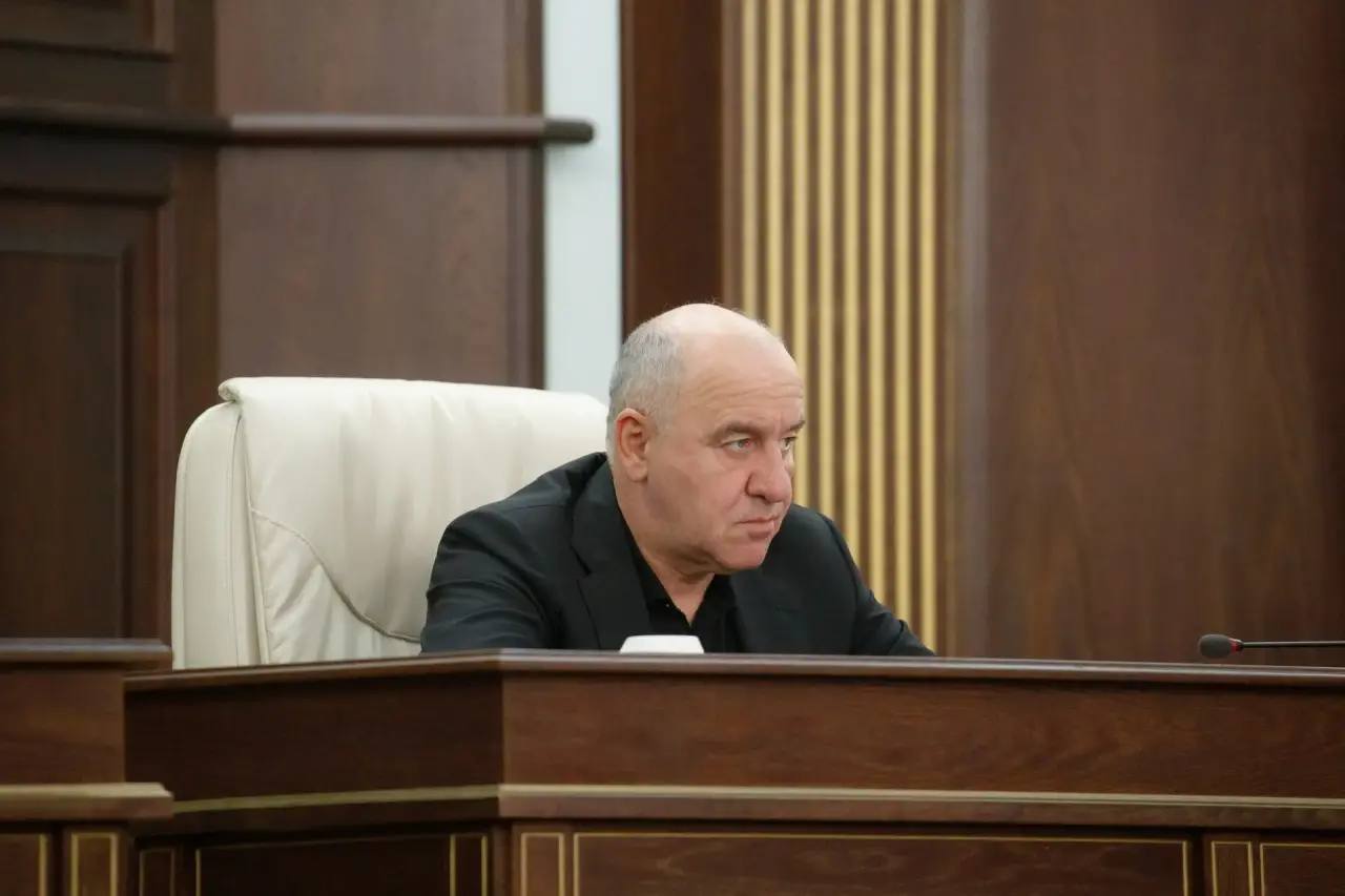 Глава Карачаево-Черкесии Рашид Темрезов принял участие очередная 16-й сессии Парламента КЧР Глава Карачаево-Черкесии Рашид Темрезов принял участие очередная 16-й сессии Парламента КЧР