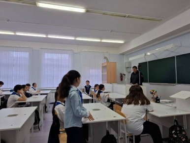 Сотрудники Госавтоинспекции МО МВД России «Карачаевский» посетили учащихся 5 класса общеобразовательной школы №3 г. Карачаевска