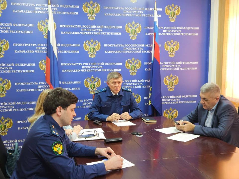 На межведомственном совещании в прокуратуре республике обсудили вопросы состояния законности при предоставлении мер социальной поддержки семьям с детьми