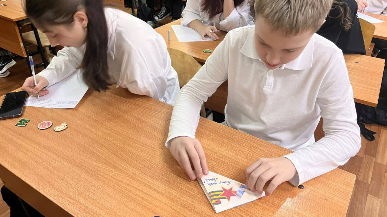 Сразу несколько школ Черкесска приняли участие во всероссийских акциях «Письмо солдату» и «СВОих не бросаем» Сразу несколько школ Черкесска приняли участие во всероссийских акциях «Письмо солдату» и «СВОих не бросаем»