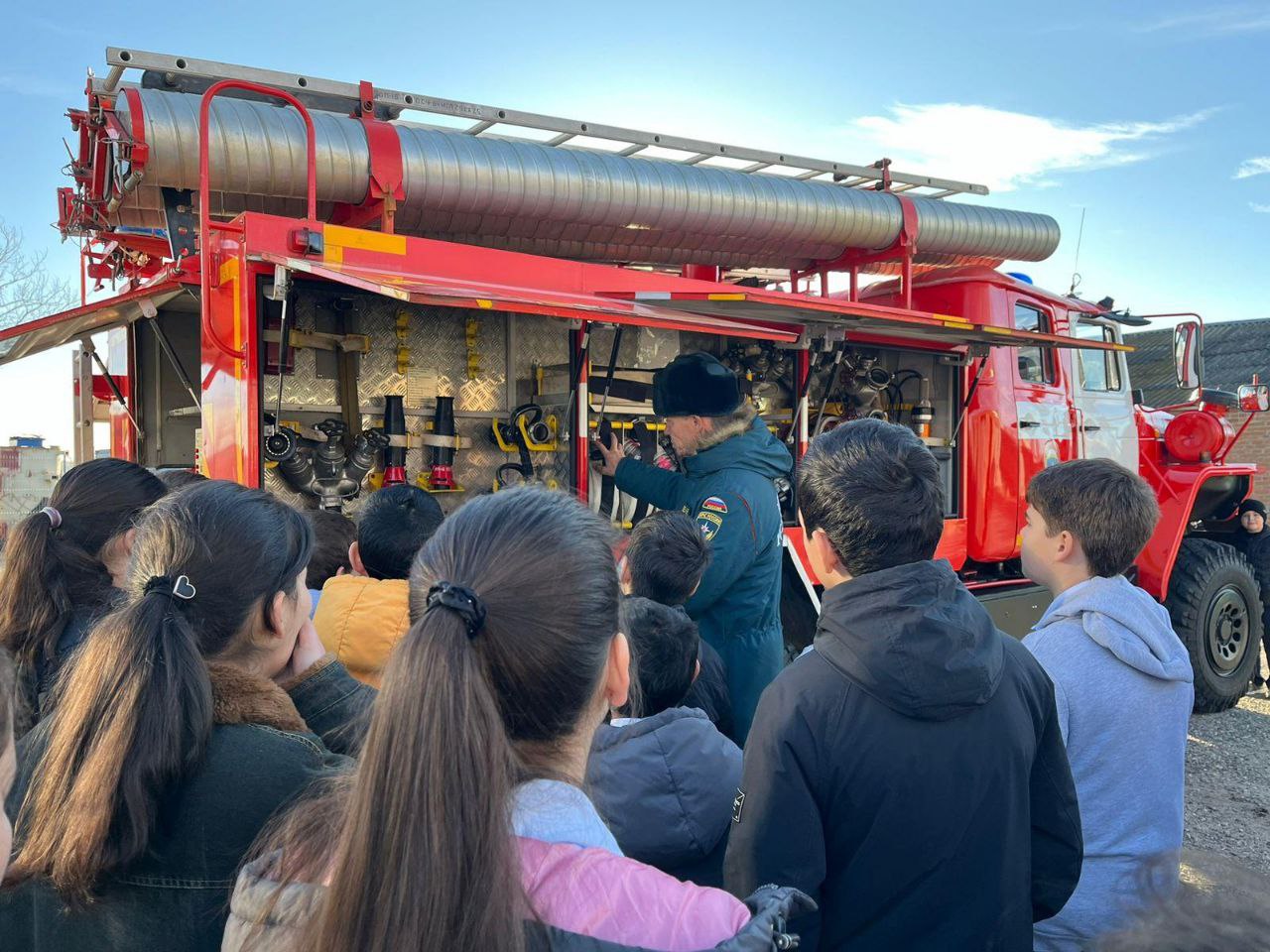 Огнеборцы аула Эрсакон провели экскурсию для школьников Огнеборцы аула Эрсакон провели экскурсию для школьников