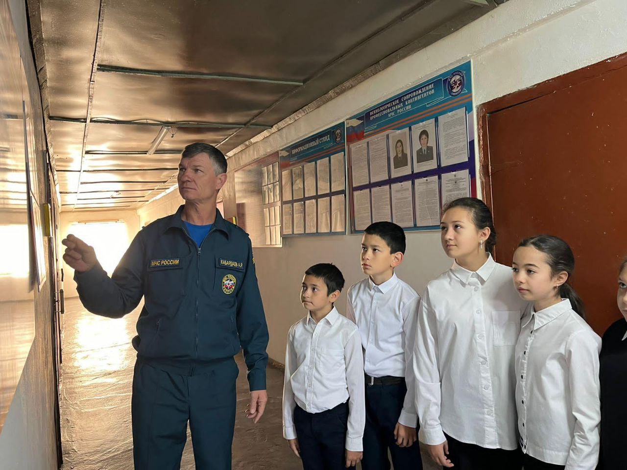 Огнеборцы аула Эрсакон провели экскурсию для школьников Огнеборцы аула Эрсакон провели экскурсию для школьников