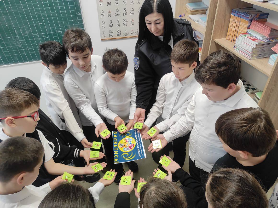 В рамках социально значимой акции «Засветись» сотрудники Госавтоинспекции Межмуниципального отдела МВД России «Адыге-Хабльский» встретились с ребятами начальной школы а. Адыге-Хабль В рамках социально значимой акции «Засветись» сотрудники Госавтоинспекции Межмуниципального отдела МВД России «Адыге-Хабльский» встретились с ребятами начальной школы а. Адыге-Хабль