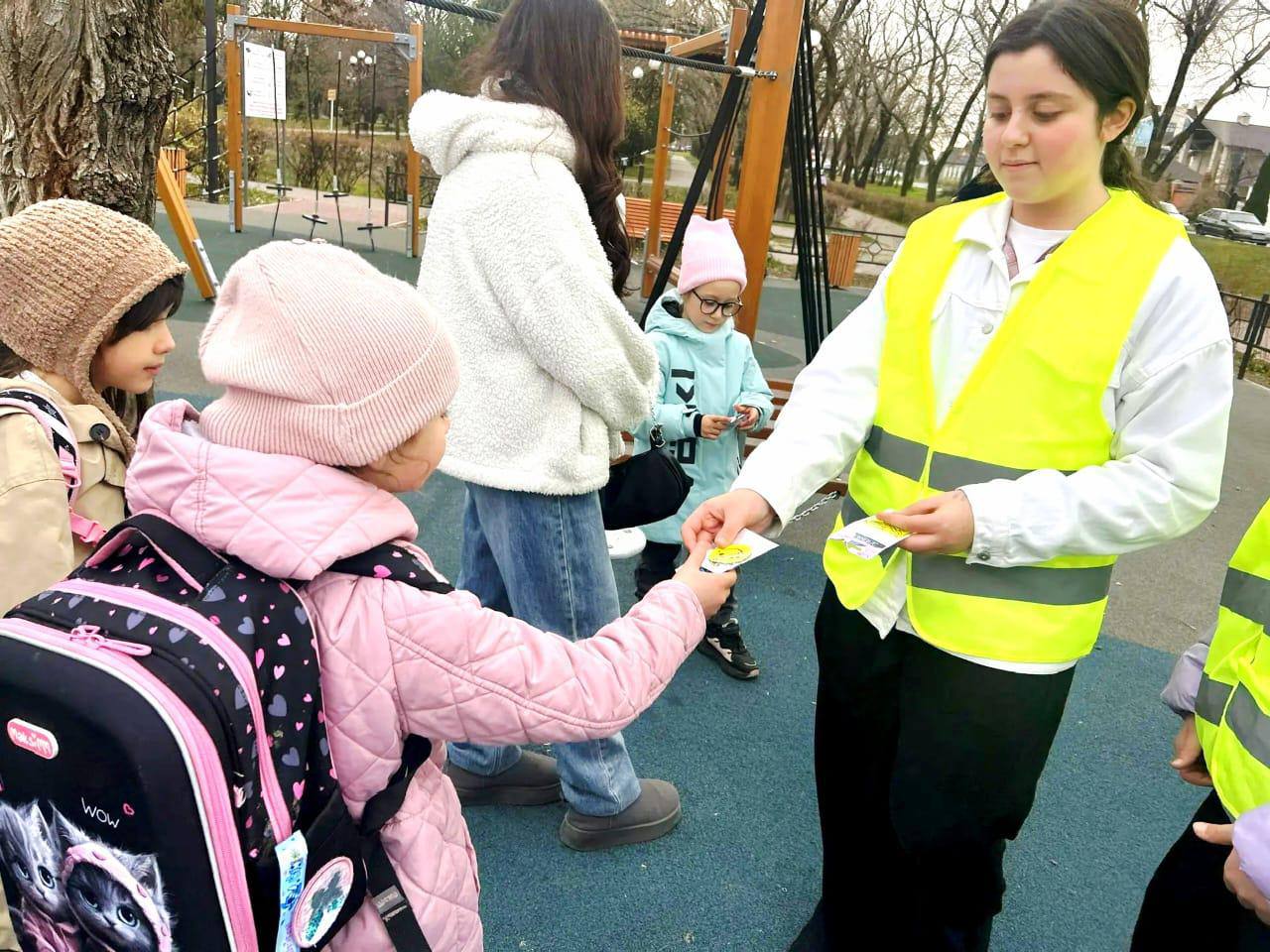 В рамках проведения социально значимой акции «Засветись» сотрудники Госавтоинспекции Отдела МВД России по г. Черкесску совместно с юными инспекторами движения Центра образования № 11 г. Черкесска провели в Покровском парке... В рамках проведения социально значимой акции «Засветись» сотрудники Госавтоинспекции Отдела МВД России по г. Черкесску совместно с юными инспекторами движения Центра образования № 11 г. Черкесска провели в Покровском парке...
