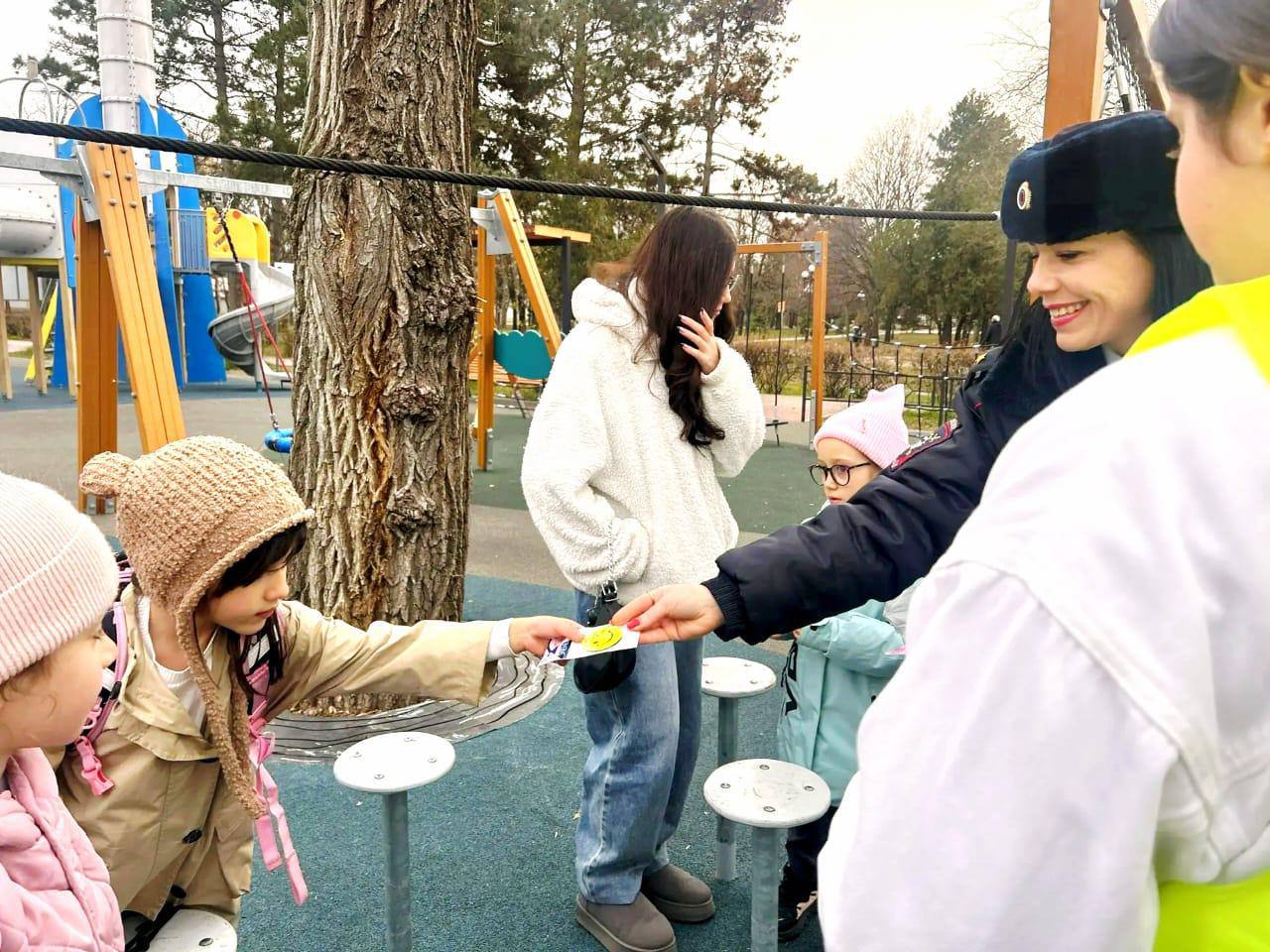 В рамках проведения социально значимой акции «Засветись» сотрудники Госавтоинспекции Отдела МВД России по г. Черкесску совместно с юными инспекторами движения Центра образования № 11 г. Черкесска провели в Покровском парке...