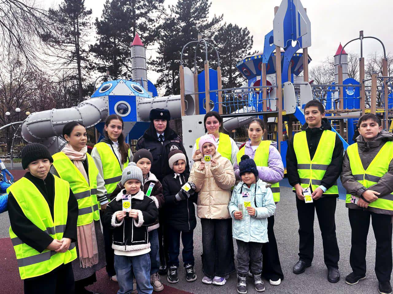 В рамках проведения социально значимой акции «Засветись» сотрудники Госавтоинспекции Отдела МВД России по г. Черкесску совместно с юными инспекторами движения Центра образования № 11 г. Черкесска провели в Покровском парке... В рамках проведения социально значимой акции «Засветись» сотрудники Госавтоинспекции Отдела МВД России по г. Черкесску совместно с юными инспекторами движения Центра образования № 11 г. Черкесска провели в Покровском парке...