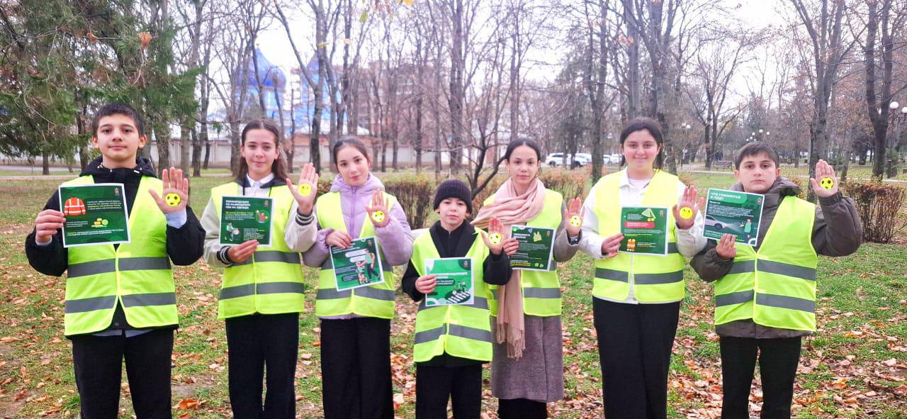 В рамках проведения социально значимой акции «Засветись» сотрудники Госавтоинспекции Отдела МВД России по г. Черкесску совместно с юными инспекторами движения Центра образования № 11 г. Черкесска провели в Покровском парке... В рамках проведения социально значимой акции «Засветись» сотрудники Госавтоинспекции Отдела МВД России по г. Черкесску совместно с юными инспекторами движения Центра образования № 11 г. Черкесска провели в Покровском парке...