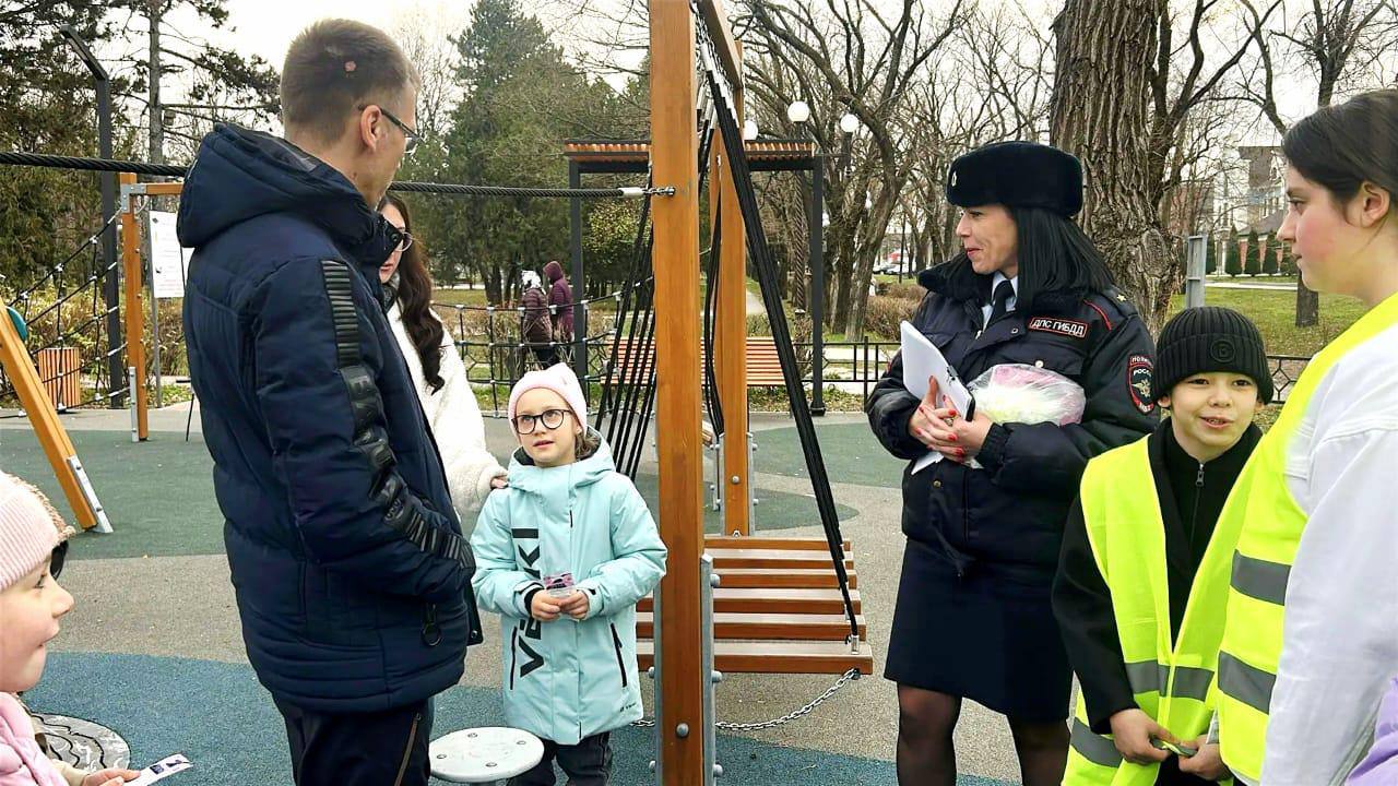 В рамках проведения социально значимой акции «Засветись» сотрудники Госавтоинспекции Отдела МВД России по г. Черкесску совместно с юными инспекторами движения Центра образования № 11 г. Черкесска провели в Покровском парке... В рамках проведения социально значимой акции «Засветись» сотрудники Госавтоинспекции Отдела МВД России по г. Черкесску совместно с юными инспекторами движения Центра образования № 11 г. Черкесска провели в Покровском парке...
