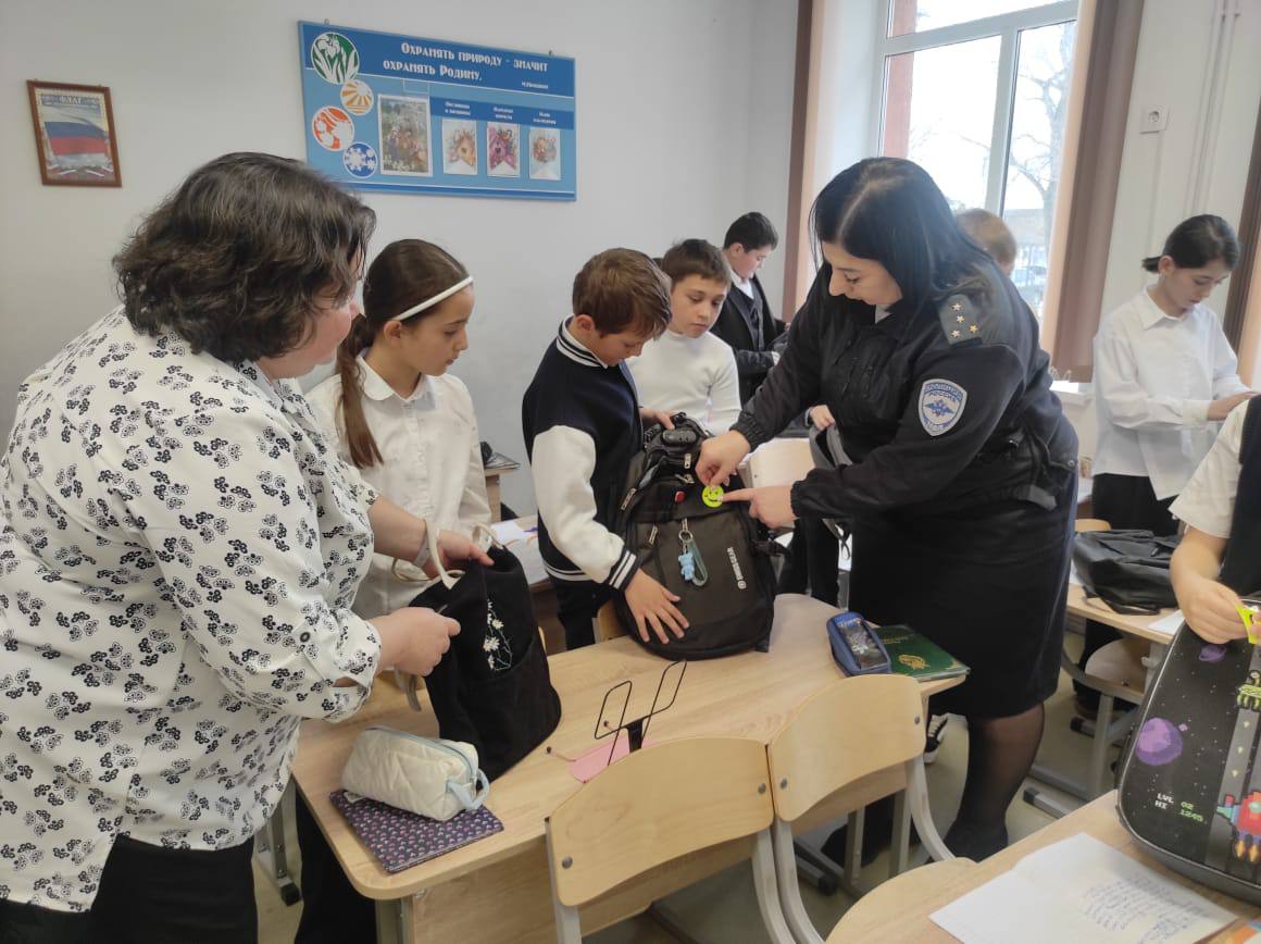 В рамках социально значимой акции «Засветись» сотрудники Госавтоинспекции Межмуниципального отдела МВД России «Адыге-Хабльский» встретились с ребятами начальной школы а. Адыге-Хабль В рамках социально значимой акции «Засветись» сотрудники Госавтоинспекции Межмуниципального отдела МВД России «Адыге-Хабльский» встретились с ребятами начальной школы а. Адыге-Хабль