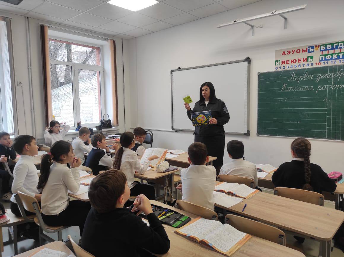 В рамках социально значимой акции «Засветись» сотрудники Госавтоинспекции Межмуниципального отдела МВД России «Адыге-Хабльский» встретились с ребятами начальной школы а. Адыге-Хабль