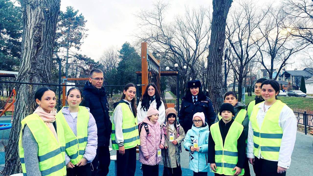 В рамках проведения социально значимой акции «Засветись» сотрудники Госавтоинспекции Отдела МВД России по г. Черкесску совместно с юными инспекторами движения Центра образования № 11 г. Черкесска провели в Покровском парке... В рамках проведения социально значимой акции «Засветись» сотрудники Госавтоинспекции Отдела МВД России по г. Черкесску совместно с юными инспекторами движения Центра образования № 11 г. Черкесска провели в Покровском парке...