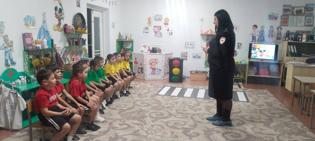 В рамках социально значимой акции «Засветись» сотрудники Госавтоинспекции МО МВД России «Адыге-Хабльский» провели мероприятие с воспитанниками детского сада «Купелёк» на тему: «Будь в безопасности, засветись на дороге»