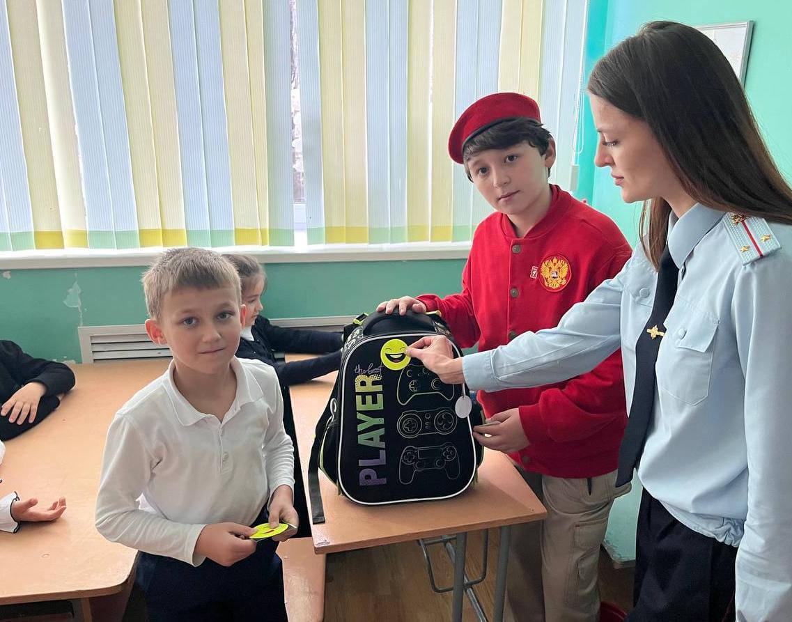 В рамках социально значимой акции «Засветись» сотрудники Госавтоинспекции МО МВД России «Карачаевский» совместно с активистами отряда ЮИД общеобразовательной школы №5 г. Карачаевска провели профилактическое мероприятие по... В рамках социально значимой акции «Засветись» сотрудники Госавтоинспекции МО МВД России «Карачаевский» совместно с активистами отряда ЮИД общеобразовательной школы №5 г. Карачаевска провели профилактическое мероприятие по...