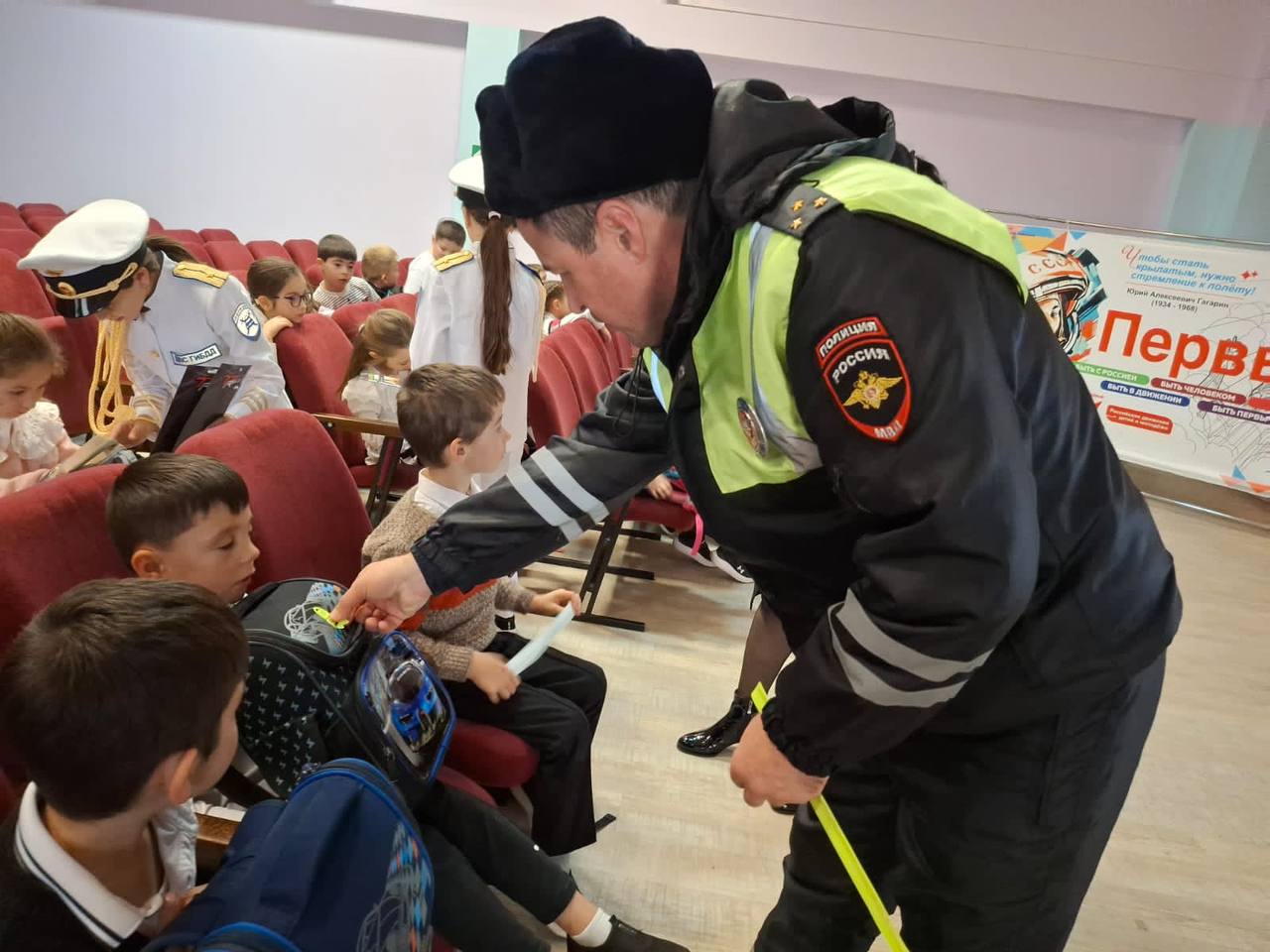 В рамках акции «Засветись», сотрудники Госавтоинспекции Отдела МВД России по Малокарачаевскому району посетили учащихся начальных классов средней образовательной школы № 11 с. Учкекен В рамках акции «Засветись», сотрудники Госавтоинспекции Отдела МВД России по Малокарачаевскому району посетили учащихся начальных классов средней образовательной школы № 11 с. Учкекен