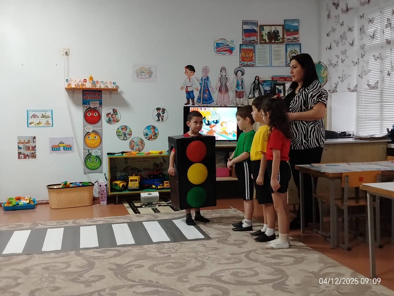 В рамках социально значимой акции «Засветись» сотрудники Госавтоинспекции МО МВД России «Адыге-Хабльский» провели мероприятие с воспитанниками детского сада «Купелёк» на тему: «Будь в безопасности, засветись на дороге» В рамках социально значимой акции «Засветись» сотрудники Госавтоинспекции МО МВД России «Адыге-Хабльский» провели мероприятие с воспитанниками детского сада «Купелёк» на тему: «Будь в безопасности, засветись на дороге»