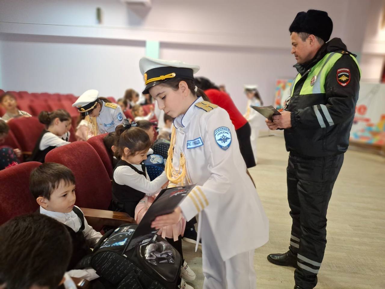 В рамках акции «Засветись», сотрудники Госавтоинспекции Отдела МВД России по Малокарачаевскому району посетили учащихся начальных классов средней образовательной школы № 11 с. Учкекен В рамках акции «Засветись», сотрудники Госавтоинспекции Отдела МВД России по Малокарачаевскому району посетили учащихся начальных классов средней образовательной школы № 11 с. Учкекен