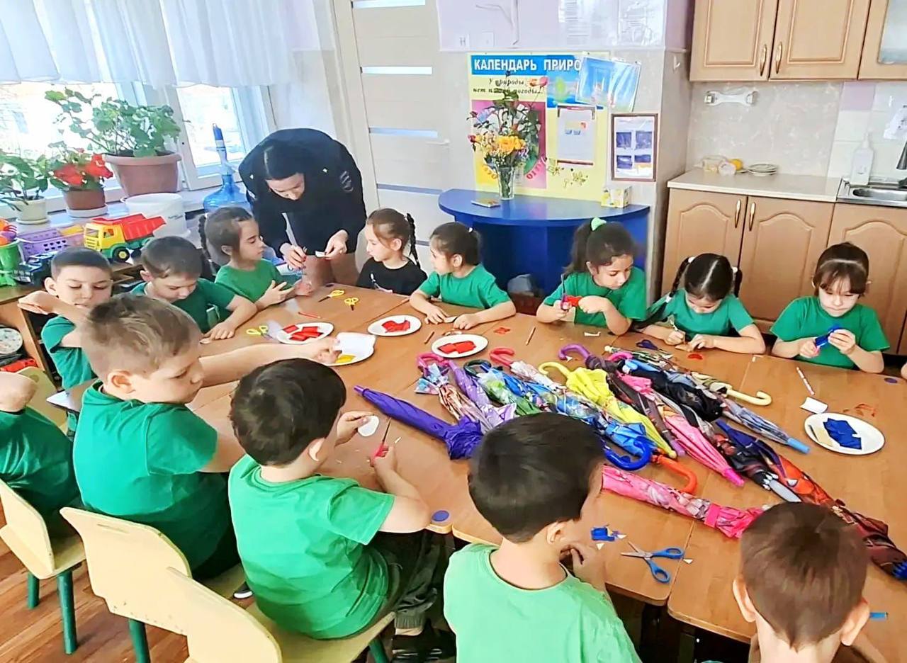 Инспектор по пропаганде безопасности дорожного движения Отдела МВД России по г. Черкесску Елена Галустян провела в детском саду «Родничок» акцию «Зонтики безопасности!» Инспектор по пропаганде безопасности дорожного движения Отдела МВД России по г. Черкесску Елена Галустян провела в детском саду «Родничок» акцию «Зонтики безопасности!»